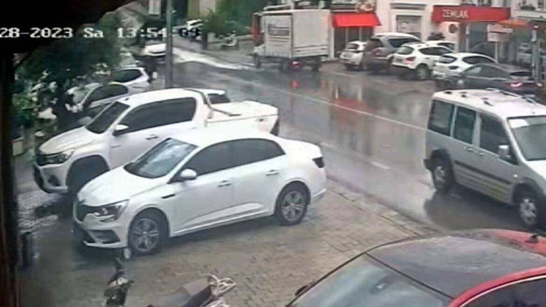 Önce tuhaf bir koku yayıldı, sonra köpükler ortaya çıktı! Mahalleliyi endişelendiren anlar 8